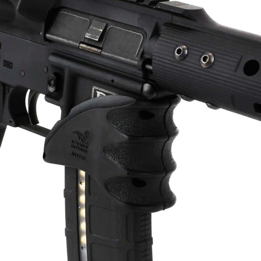 Mako-Group-Magazine-well-Grips-for-AR-15-NAMWG_close-up